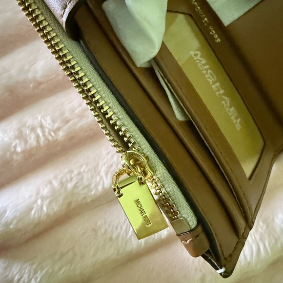 Michael Kors Monogram Beige wristlet ( NEW) - Picture 4 of 9